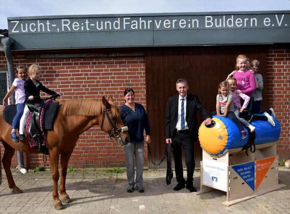 ZRuFV-Buldern-freut-sich-ueber-Air-Horse-im-Voltigier-Unterricht-Luftige-Unterstuetzung_image_630_420f_wn